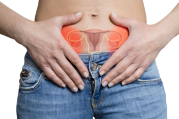 Mulher de jeans e sem blusa com as duas mãos em formação envolvendo uma ilustração projetada do útero na barriga