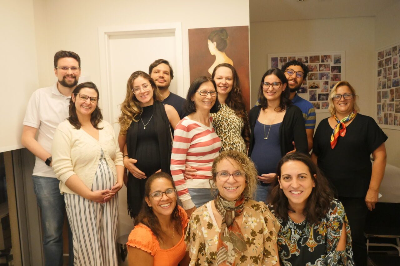 Como trocar a fralda do bebê - Dra Greice Chetta e equipe com casais gestantes durante curso em seu consultório